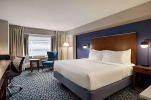 Кровать или кровати в номере Wyndham Grand Fallsview Hotel