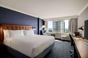 Кровать или кровати в номере Wyndham Grand Fallsview Hotel