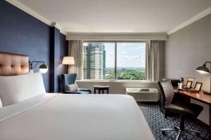 Кровать или кровати в номере Wyndham Grand Fallsview Hotel