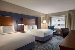 Кровать или кровати в номере Wyndham Grand Fallsview Hotel