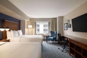 Кровать или кровати в номере Wyndham Grand Fallsview Hotel