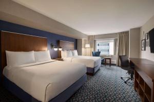 Кровать или кровати в номере Wyndham Grand Fallsview Hotel