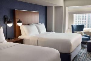 Кровать или кровати в номере Wyndham Grand Fallsview Hotel