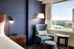 Кровать или кровати в номере Wyndham Grand Fallsview Hotel