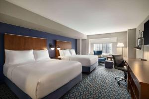 Кровать или кровати в номере Wyndham Grand Fallsview Hotel