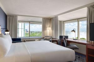 Кровать или кровати в номере Wyndham Grand Fallsview Hotel