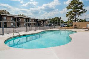 una gran piscina frente a un edificio en Super 8 by Wyndham Daleville-Fort Novosel, en Daleville