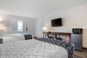 Una habitación de hotel con dos camas y un televisor de pantalla plana. en Super 8 by Wyndham Daleville-Fort Novosel, en Daleville 22 fotos más