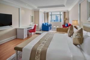 Giường trong phòng chung tại Wyndham Grand Phnom Penh Capital +89 ảnh