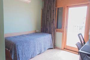 ein Schlafzimmer mit einem Bett und einem großen Fenster in der Unterkunft Puerta del Mar in Calpe + 13 Fotos