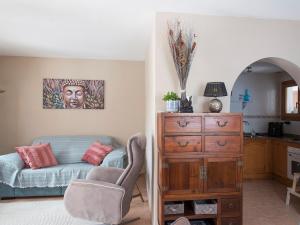 ein Wohnzimmer mit einem Sofa, einem Stuhl und einer Kommode in der Unterkunft Puerta del Mar in Calpe
