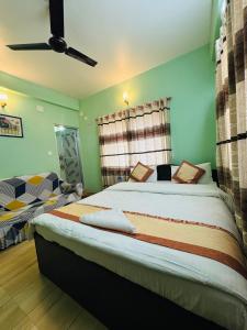 Ένα ή περισσότερα κρεβάτια σε δωμάτιο στο Hotel Pokhara Paradise