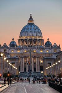 Un gran edificio con una cúpula en la parte superior. en Vaticano Domvs - Appartamento ai Musei Vaticani, en Roma