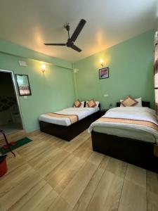 Ένα ή περισσότερα κρεβάτια σε δωμάτιο στο Hotel Pokhara Paradise