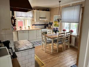 a kitchen with a table and chairs in it at Bagarestigen bargel punkt s e in Lysekil