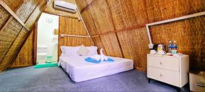 Rúm í herbergi á Europe Enchanted Bungalow Koh Rong