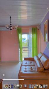 克里比Appartement Residence OR Tambo的客房设有床和带绿色窗帘的窗户。 更多5张照片