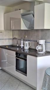 Kuchyň nebo kuchyňský kout v ubytování Apartmani I & J Šerić