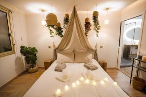 Ένα ή περισσότερα κρεβάτια σε δωμάτιο στο Suite Romantique & Naturelle avec Balnéo