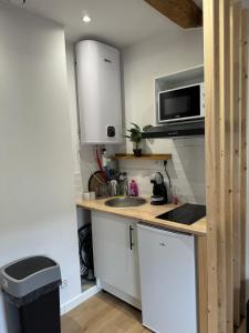 Kuchyň nebo kuchyňský kout v ubytování La perle du centre - Studio + 3 fotografie