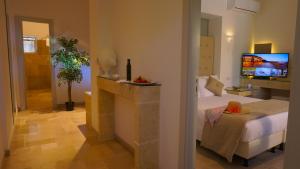Televiisor ja/või meelelahutuskeskus majutusasutuses Gattarella Family Resort Puglia - Standard Half-Board à buffet
