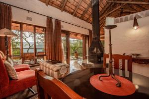 雾观Tanamera Lodge的带桌子和壁炉的客厅 更多20张照片