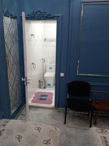 bagno con porta aperta su un bagno con servizi igienici di Abubakir Guests House a Samarkand Altre 33 foto