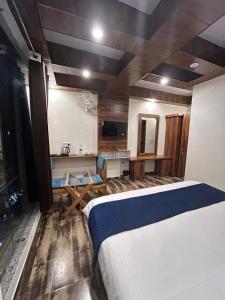 TV a/nebo společenská místnost v ubytování Hotel Royal Orbit By Arony Hospitality Dehradun