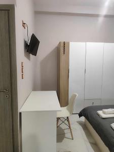 Televízia a/alebo spoločenská miestnosť v ubytovaní Charilia house + 7 fotografií