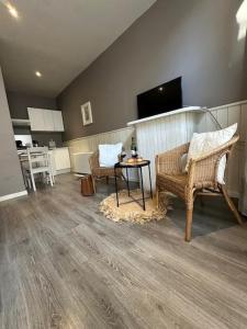 a living room with two chairs and a table at Les Etoiles studio in Durbuy