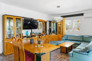 Μια τηλεόραση ή/και κέντρο ψυχαγωγίας στο S&T VILLA