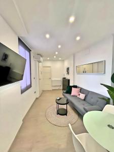 A television and/or entertainment centre at Excellent location Malaga centro historico 2 bed flat