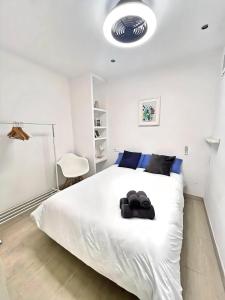 A bed or beds in a room at Excellent location Malaga centro historico 2 bed flat