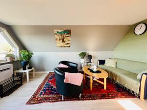 Posezení v ubytování Penthouse-lägenhet med två sovrum & terass med havsutsikt