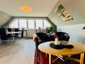 Posezení v ubytování Penthouse-lägenhet med två sovrum & terass med havsutsikt + 14 fotografií