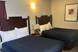 Postel nebo postele na pokoji v ubytování Travelodge by Wyndham Langley