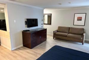 TV a/nebo společenská místnost v ubytování Travelodge by Wyndham Langley