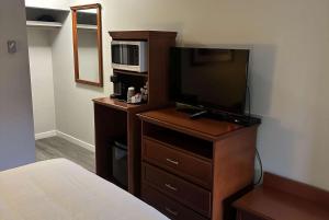 TV a/nebo společenská místnost v ubytování Travelodge by Wyndham Langley
