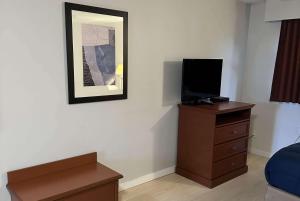 TV a/nebo společenská místnost v ubytování Travelodge by Wyndham Langley