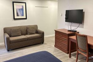 TV a/nebo společenská místnost v ubytování Travelodge by Wyndham Langley