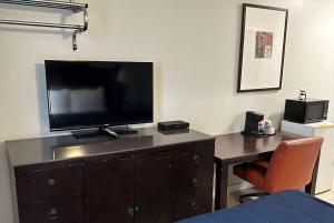 TV a/nebo společenská místnost v ubytování Travelodge by Wyndham Langley