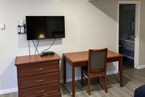 TV a/nebo společenská místnost v ubytování Travelodge by Wyndham Langley