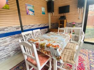 TV a/nebo společenská místnost v ubytování Niya Guest House