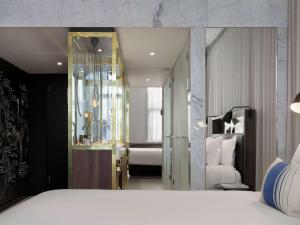Een bed of bedden in een kamer bij INK Hotel Amsterdam - MGallery Collection