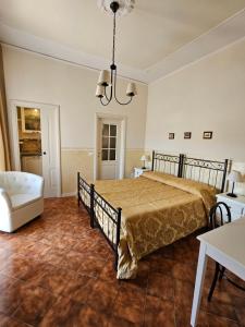 A bed or beds in a room at Chiantirooms Guesthouse