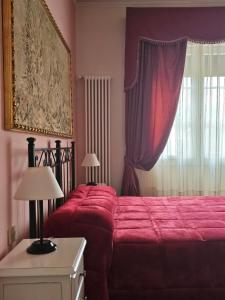 A bed or beds in a room at Chiantirooms Guesthouse