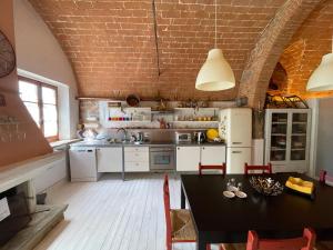 a kitchen with a black table and chairs in a room at La Stalla in Empoli