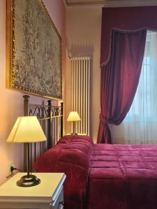 A bed or beds in a room at Chiantirooms Guesthouse