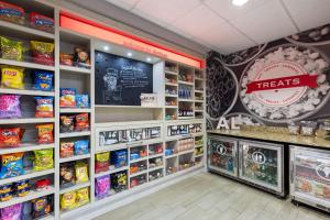 酒店内部或周边的超市或其他商店