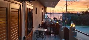 un balcone con tavolo e sedie e vista sul porto di Prosforio Rooms a Ouranoupoli